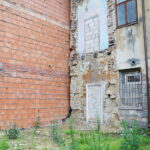 21.07.2026. Działoszyce. Regularnie zalewane ulice, woda wdzierająca się do budynków i wieloletnie oczekiwanie na rozwiązanie problemu. Z taką rzeczywistością od lat mierzą się mieszkańcy części Działoszyc, w tym lokatorzy jednego z komunalnych bloków w centrum miasta / Fot. Wiktor Taszłow – Radio Kielce
