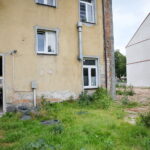 21.07.2026. Działoszyce. Regularnie zalewane ulice, woda wdzierająca się do budynków i wieloletnie oczekiwanie na rozwiązanie problemu. Z taką rzeczywistością od lat mierzą się mieszkańcy części Działoszyc, w tym lokatorzy jednego z komunalnych bloków w centrum miasta / Fot. Wiktor Taszłow – Radio Kielce