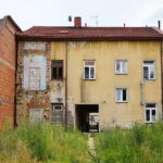21.07.2026. Działoszyce. Regularnie zalewane ulice, woda wdzierająca się do budynków i wieloletnie oczekiwanie na rozwiązanie problemu. Z taką rzeczywistością od lat mierzą się mieszkańcy części Działoszyc, w tym lokatorzy jednego z komunalnych bloków w centrum miasta / Fot. Wiktor Taszłow – Radio Kielce