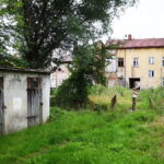21.07.2026. Działoszyce. Regularnie zalewane ulice, woda wdzierająca się do budynków i wieloletnie oczekiwanie na rozwiązanie problemu. Z taką rzeczywistością od lat mierzą się mieszkańcy części Działoszyc, w tym lokatorzy jednego z komunalnych bloków w centrum miasta / Fot. Wiktor Taszłow – Radio Kielce