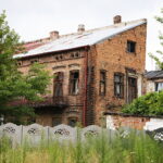 21.07.2026. Działoszyce. Regularnie zalewane ulice, woda wdzierająca się do budynków i wieloletnie oczekiwanie na rozwiązanie problemu. Z taką rzeczywistością od lat mierzą się mieszkańcy części Działoszyc, w tym lokatorzy jednego z komunalnych bloków w centrum miasta / Fot. Wiktor Taszłow – Radio Kielce
