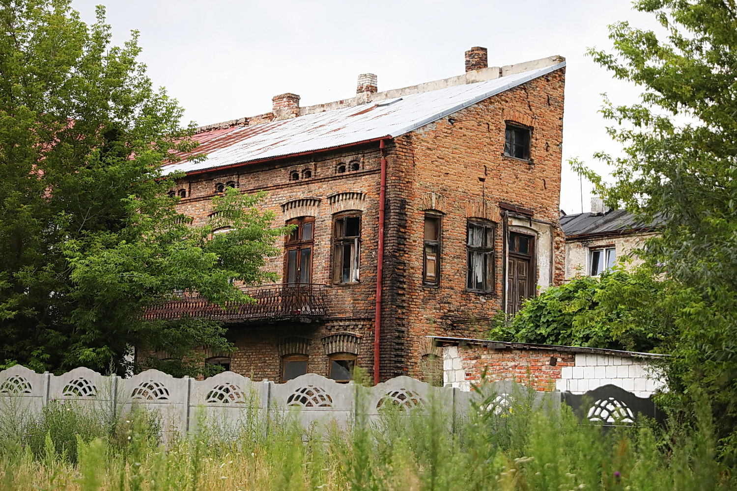 21.07.2026. Działoszyce. Regularnie zalewane ulice, woda wdzierająca się do budynków i wieloletnie oczekiwanie na rozwiązanie problemu. Z taką rzeczywistością od lat mierzą się mieszkańcy części Działoszyc, w tym lokatorzy jednego z komunalnych bloków w centrum miasta / Fot. Wiktor Taszłow – Radio Kielce