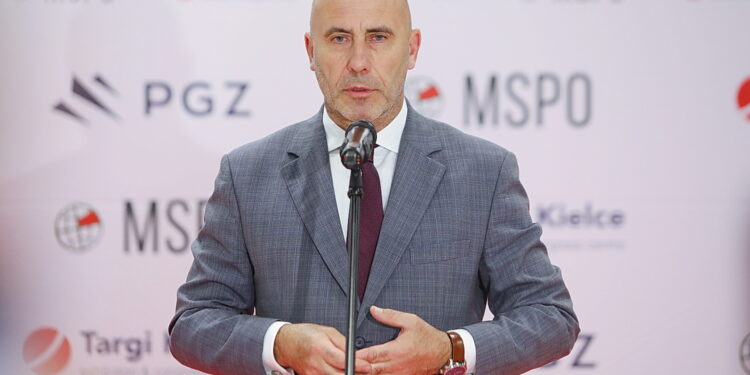 Prezes PGZ: podczas MSPO pokażemy m.in. ciężki bojowy wóz piechoty i system antydronowy - Radio Kielce 20.07.2026. Kielce. Targi Kielce i Polska Grupa Zbrojeniowa podpisały umowę o partnerstwie strategicznym / Fot. Wiktor Taszłow – Radio Kielce