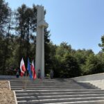 Pamięć o partyzanckiej Republice Pińczowskiej wciąż żywa - Radio Kielce 30.07.2026. Kozubków. Przy pomniku u podnóża Góry Byczowskiej w Kozubowie odbyły się uroczyste obchody 82. rocznicy powstania Republiki Pińczowskiej / Fot. Marta Gajda-Kruk - Radio Kielce