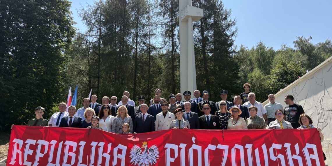 30.07.2026. Kozubków. Przy pomniku u podnóża Góry Byczowskiej w Kozubowie odbyły się uroczyste obchody 82. rocznicy powstania Republiki Pińczowskiej / Fot. Marta Gajda-Kruk - Radio Kielce