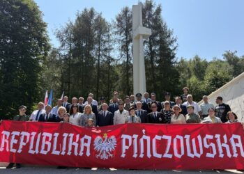 30.07.2026. Kozubków. Przy pomniku u podnóża Góry Byczowskiej w Kozubowie odbyły się uroczyste obchody 82. rocznicy powstania Republiki Pińczowskiej / Fot. Marta Gajda-Kruk - Radio Kielce