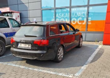 4-letnie dziecko w gorącym samochodzie