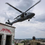 7.07.2026. Kielce. Nad stolicą województwa świętokrzyskiego, w kilku miejscach, pojawił się policyjny śmigłowiec Black Hawk. Policjanci, żołnierze i strażacy przeprowadzali ćwiczenia przygotowując się do różnych wariantów wydarzeń oraz szybkiego reagowania w przypadku zagrożenia / źródło: Policja Świętokrzyska