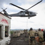 7.07.2026. Kielce. Nad stolicą województwa świętokrzyskiego, w kilku miejscach, pojawił się policyjny śmigłowiec Black Hawk. Policjanci, żołnierze i strażacy przeprowadzali ćwiczenia przygotowując się do różnych wariantów wydarzeń oraz szybkiego reagowania w przypadku zagrożenia / źródło: Policja Świętokrzyska