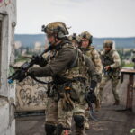7.07.2026. Kielce. Nad stolicą województwa świętokrzyskiego, w kilku miejscach, pojawił się policyjny śmigłowiec Black Hawk. Policjanci, żołnierze i strażacy przeprowadzali ćwiczenia przygotowując się do różnych wariantów wydarzeń oraz szybkiego reagowania w przypadku zagrożenia / źródło: Policja Świętokrzyska