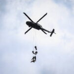 7.07.2026. Kielce. Nad stolicą województwa świętokrzyskiego, w kilku miejscach, pojawił się policyjny śmigłowiec Black Hawk. Policjanci, żołnierze i strażacy przeprowadzali ćwiczenia przygotowując się do różnych wariantów wydarzeń oraz szybkiego reagowania w przypadku zagrożenia / źródło: Policja Świętokrzyska