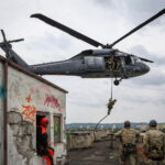 7.07.2026. Kielce. Nad stolicą województwa świętokrzyskiego, w kilku miejscach, pojawił się policyjny śmigłowiec Black Hawk. Policjanci, żołnierze i strażacy przeprowadzali ćwiczenia przygotowując się do różnych wariantów wydarzeń oraz szybkiego reagowania w przypadku zagrożenia / źródło: Policja Świętokrzyska