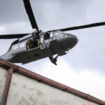 7.07.2026. Kielce. Nad stolicą województwa świętokrzyskiego, w kilku miejscach, pojawił się policyjny śmigłowiec Black Hawk. Policjanci, żołnierze i strażacy przeprowadzali ćwiczenia przygotowując się do różnych wariantów wydarzeń oraz szybkiego reagowania w przypadku zagrożenia / źródło: Policja Świętokrzyska