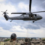 7.07.2026. Kielce. Nad stolicą województwa świętokrzyskiego, w kilku miejscach, pojawił się policyjny śmigłowiec Black Hawk. Policjanci, żołnierze i strażacy przeprowadzali ćwiczenia przygotowując się do różnych wariantów wydarzeń oraz szybkiego reagowania w przypadku zagrożenia / źródło: Policja Świętokrzyska