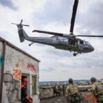 7.07.2026. Kielce. Nad stolicą województwa świętokrzyskiego, w kilku miejscach, pojawił się policyjny śmigłowiec Black Hawk. Policjanci, żołnierze i strażacy przeprowadzali ćwiczenia przygotowując się do różnych wariantów wydarzeń oraz szybkiego reagowania w przypadku zagrożenia / źródło: Policja Świętokrzyska