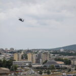 7.07.2026. Kielce. Nad stolicą województwa świętokrzyskiego, w kilku miejscach, pojawił się policyjny śmigłowiec Black Hawk. Policjanci, żołnierze i strażacy przeprowadzali ćwiczenia przygotowując się do różnych wariantów wydarzeń oraz szybkiego reagowania w przypadku zagrożenia / źródło: Policja Świętokrzyska