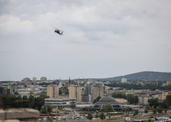 Black Hawk nad centrum Kielc. Co się dzieje? - Radio Kielce 7.07.2026. Kielce. Nad stolicą województwa świętokrzyskiego, w kilku miejscach, pojawił się policyjny śmigłowiec Black Hawk. Policjanci, żołnierze i strażacy przeprowadzali ćwiczenia przygotowując się do różnych wariantów wydarzeń oraz szybkiego reagowania w przypadku zagrożenia / źródło: Policja Świętokrzyska