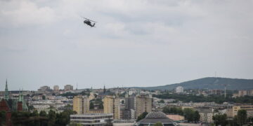 7.07.2026. Kielce. Nad stolicą województwa świętokrzyskiego, w kilku miejscach, pojawił się policyjny śmigłowiec Black Hawk. Policjanci, żołnierze i strażacy przeprowadzali ćwiczenia przygotowując się do różnych wariantów wydarzeń oraz szybkiego reagowania w przypadku zagrożenia / źródło: Policja Świętokrzyska