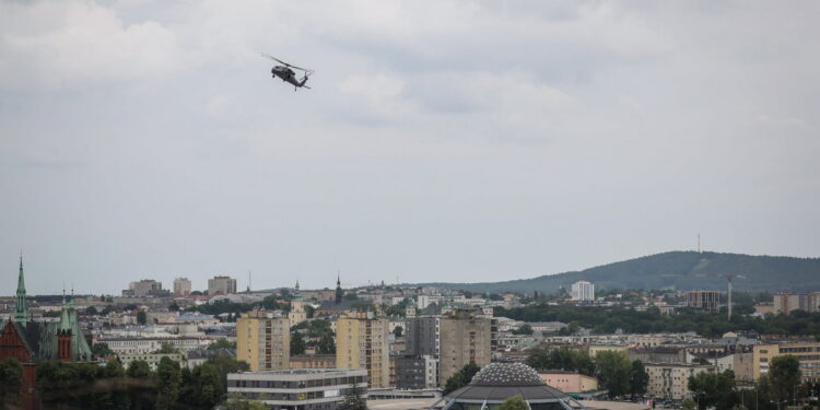 7.07.2026. Kielce. Nad stolicą województwa świętokrzyskiego, w kilku miejscach, pojawił się policyjny śmigłowiec Black Hawk. Policjanci, żołnierze i strażacy przeprowadzali ćwiczenia przygotowując się do różnych wariantów wydarzeń oraz szybkiego reagowania w przypadku zagrożenia / źródło: Policja Świętokrzyska