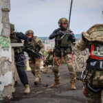 7.07.2026. Kielce. Nad stolicą województwa świętokrzyskiego, w kilku miejscach, pojawił się policyjny śmigłowiec Black Hawk. Policjanci, żołnierze i strażacy przeprowadzali ćwiczenia przygotowując się do różnych wariantów wydarzeń oraz szybkiego reagowania w przypadku zagrożenia / źródło: Policja Świętokrzyska