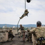 7.07.2026. Kielce. Nad stolicą województwa świętokrzyskiego, w kilku miejscach, pojawił się policyjny śmigłowiec Black Hawk. Policjanci, żołnierze i strażacy przeprowadzali ćwiczenia przygotowując się do różnych wariantów wydarzeń oraz szybkiego reagowania w przypadku zagrożenia / źródło: Policja Świętokrzyska