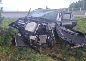 Porsche dachowało. Kierowca z mandatem