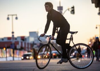 Jak bezpiecznie jechać w kolumnie rowerowej?