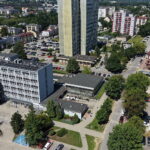 29.07.2026. Kielce. Urząd Marszałkowski Województwa Świętokrzyskiego zamierza rozbudować swoją siedzibę. W miejscu, w którym do 2007 roku mieściła się Wojewódzka Biblioteka Publiczna, ma powstać nowy budynek / Fot. Jarosław Kubalski – Radio Kielce