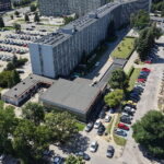 29.07.2026. Kielce. Urząd Marszałkowski Województwa Świętokrzyskiego zamierza rozbudować swoją siedzibę. W miejscu, w którym do 2007 roku mieściła się Wojewódzka Biblioteka Publiczna, ma powstać nowy budynek / Fot. Jarosław Kubalski – Radio Kielce