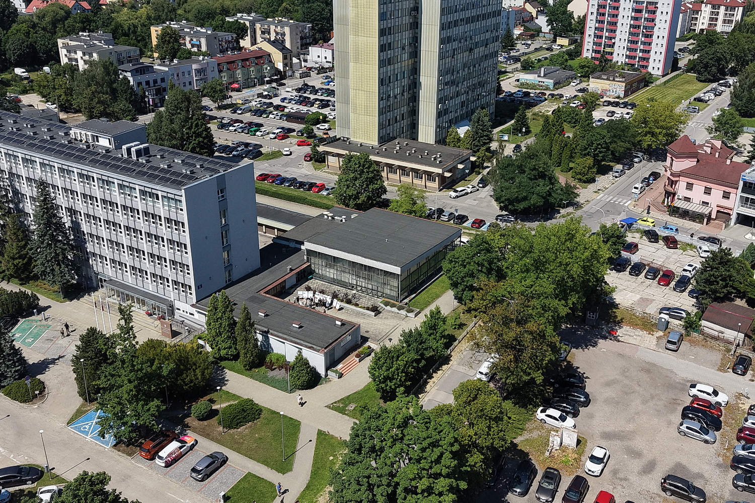29.07.2026. Kielce. Urząd Marszałkowski Województwa Świętokrzyskiego zamierza rozbudować swoją siedzibę. W miejscu, w którym do 2007 roku mieściła się Wojewódzka Biblioteka Publiczna, ma powstać nowy budynek / Fot. Jarosław Kubalski – Radio Kielce