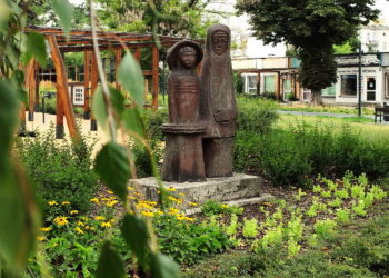 24.07.2026. Kielce. Park miejski. Rzeźba „Dwa pokolenia” Anny Henisz-Leszczyńskiej / Fot. Jarosław Kubalski - Radio Kielce
