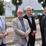 28.07.2026. Końskie. Podpisanie umów na zakup sześciu autobusów niskoemisyjnych oraz przebudowę parkingu i placu przed dworcem / Fot. Magdalena Galas-Klusek - Radio Kielce