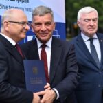 28.07.2026. Końskie. Podpisanie umów na zakup sześciu autobusów niskoemisyjnych oraz przebudowę parkingu i placu przed dworcem / Fot. Magdalena Galas-Klusek - Radio Kielce