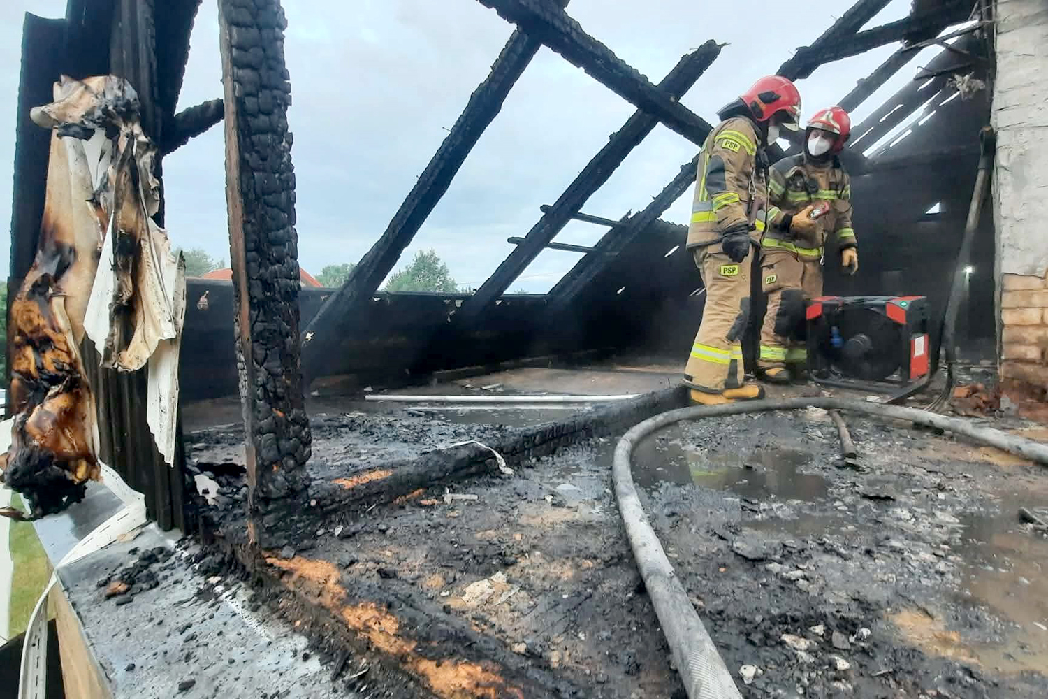 Spłonął dach i poddasze budynku