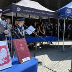 Funkcjonariusze świętują w tężni. Jest z nimi Komendant Główny Policji - Radio Kielce
