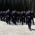 Funkcjonariusze świętują w tężni. Jest z nimi Komendant Główny Policji - Radio Kielce
