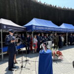 Funkcjonariusze świętują w tężni. Jest z nimi Komendant Główny Policji - Radio Kielce