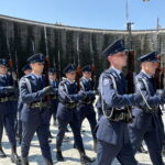 Funkcjonariusze świętują w tężni. Jest z nimi Komendant Główny Policji - Radio Kielce
