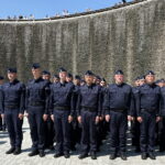 Funkcjonariusze świętują w tężni. Jest z nimi Komendant Główny Policji - Radio Kielce