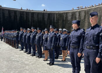 Funkcjonariusze świętują w tężni. Jest z nimi Komendant Główny Policji