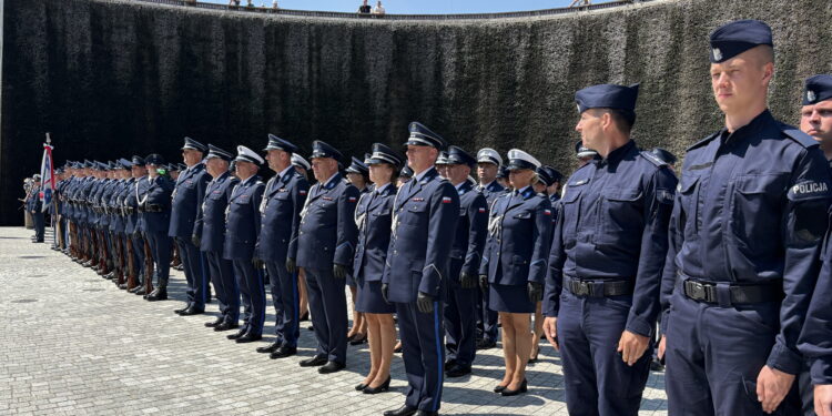 Funkcjonariusze świętują w tężni. Jest z nimi Komendant Główny Policji