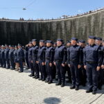 Funkcjonariusze świętują w tężni. Jest z nimi Komendant Główny Policji - Radio Kielce
