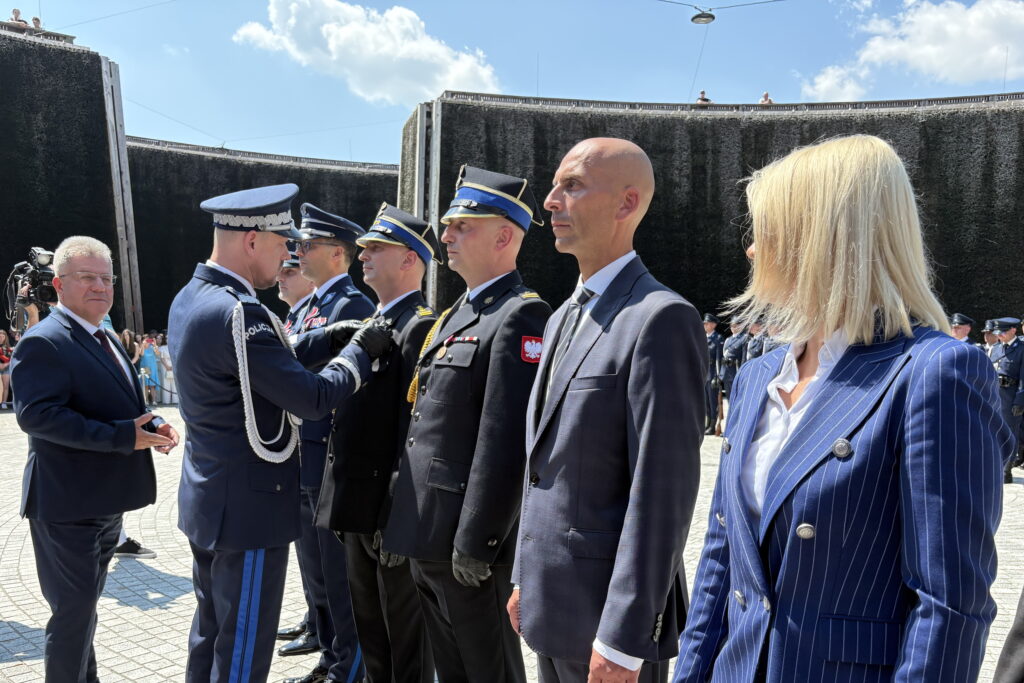 Funkcjonariusze świętują w tężni. Jest z nimi Komendant Główny Policji - Radio Kielce