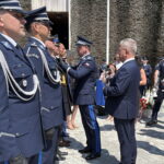 Funkcjonariusze świętują w tężni. Jest z nimi Komendant Główny Policji - Radio Kielce