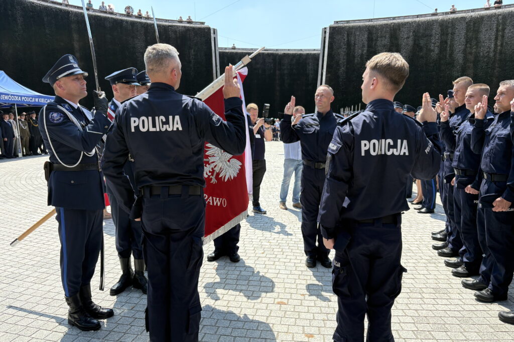 Funkcjonariusze świętują w tężni. Jest z nimi Komendant Główny Policji