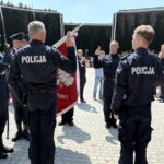 Funkcjonariusze świętują w tężni. Jest z nimi Komendant Główny Policji - Radio Kielce