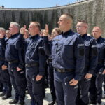 Funkcjonariusze świętują w tężni. Jest z nimi Komendant Główny Policji - Radio Kielce
