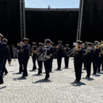 Funkcjonariusze świętują w tężni. Jest z nimi Komendant Główny Policji - Radio Kielce