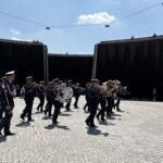 Funkcjonariusze świętują w tężni. Jest z nimi Komendant Główny Policji - Radio Kielce