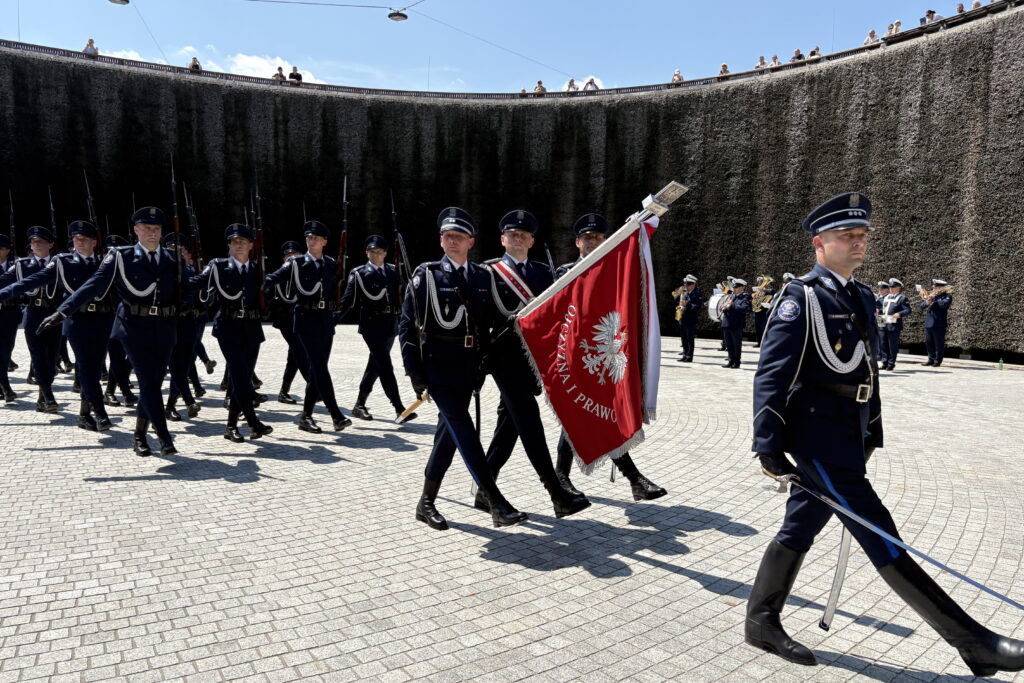 Funkcjonariusze świętują w tężni. Jest z nimi Komendant Główny Policji - Radio Kielce